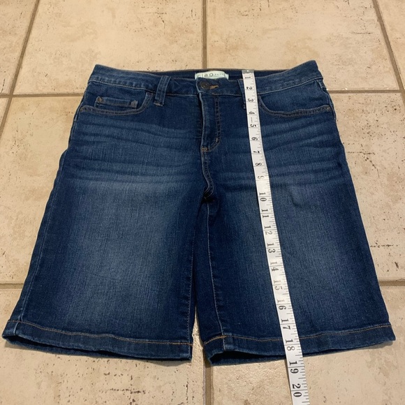💜 Cleo Petites Dark Wash Denim Bermuda Jean Shorts Size 6 (Petite) - Picture 3 of 5